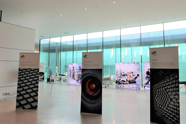Ausstellungsbereich im :envihab des DLR in Köln mit Informationsstelen und Exponaten.
