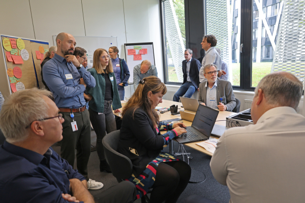 In vier verschiedenen Workshops erarbeiteten Unternehmen und Forschende die Forschungsansätze mit der größten Hebelwirkung.