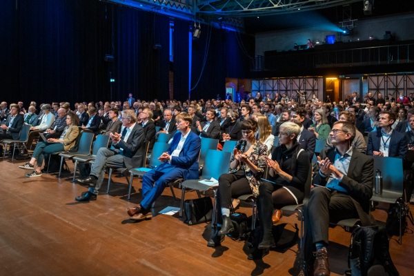 Der Saal ist voll besetzt mit Fachleuten.