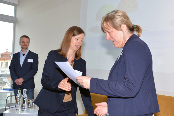 Dr. Claudia Buerhop-Lutz (rechts im Bild), Forscherin am Helmholtz-Institut Erlangen-Nürnberg für Erneuerbare Energien, nahm den Posterpreis für die Darstellung des Forschungsprojekts dig4morE entgegen.