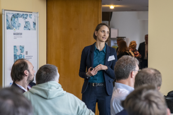 Lydia Vogt vom Deutschen Institut für Normung (DIN) während eines Vortrags beim Treffen in Berlin.
